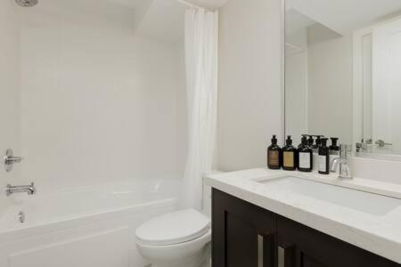 Bright New 1 Bedroom Private Secondary Basement Suite นอร์ทแวนคูเวอร์ ภายนอก รูปภาพ