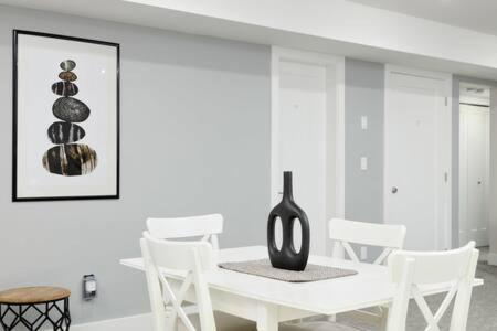 Bright New 1 Bedroom Private Secondary Basement Suite นอร์ทแวนคูเวอร์ ภายนอก รูปภาพ