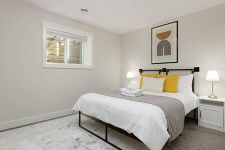 Bright New 1 Bedroom Private Secondary Basement Suite นอร์ทแวนคูเวอร์ ภายนอก รูปภาพ
