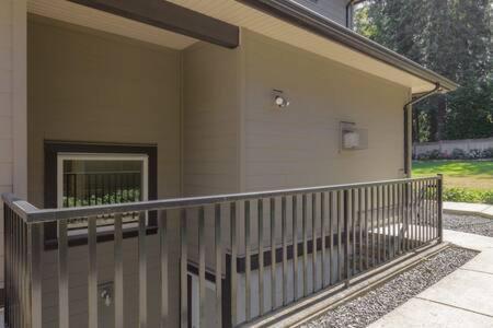 Bright New 1 Bedroom Private Secondary Basement Suite นอร์ทแวนคูเวอร์ ภายนอก รูปภาพ