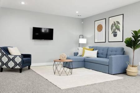 Bright New 1 Bedroom Private Secondary Basement Suite นอร์ทแวนคูเวอร์ ภายนอก รูปภาพ