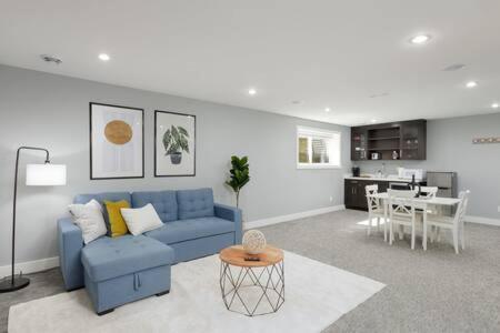 Bright New 1 Bedroom Private Secondary Basement Suite นอร์ทแวนคูเวอร์ ภายนอก รูปภาพ