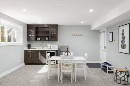 Bright New 1 Bedroom Private Secondary Basement Suite นอร์ทแวนคูเวอร์ ภายนอก รูปภาพ